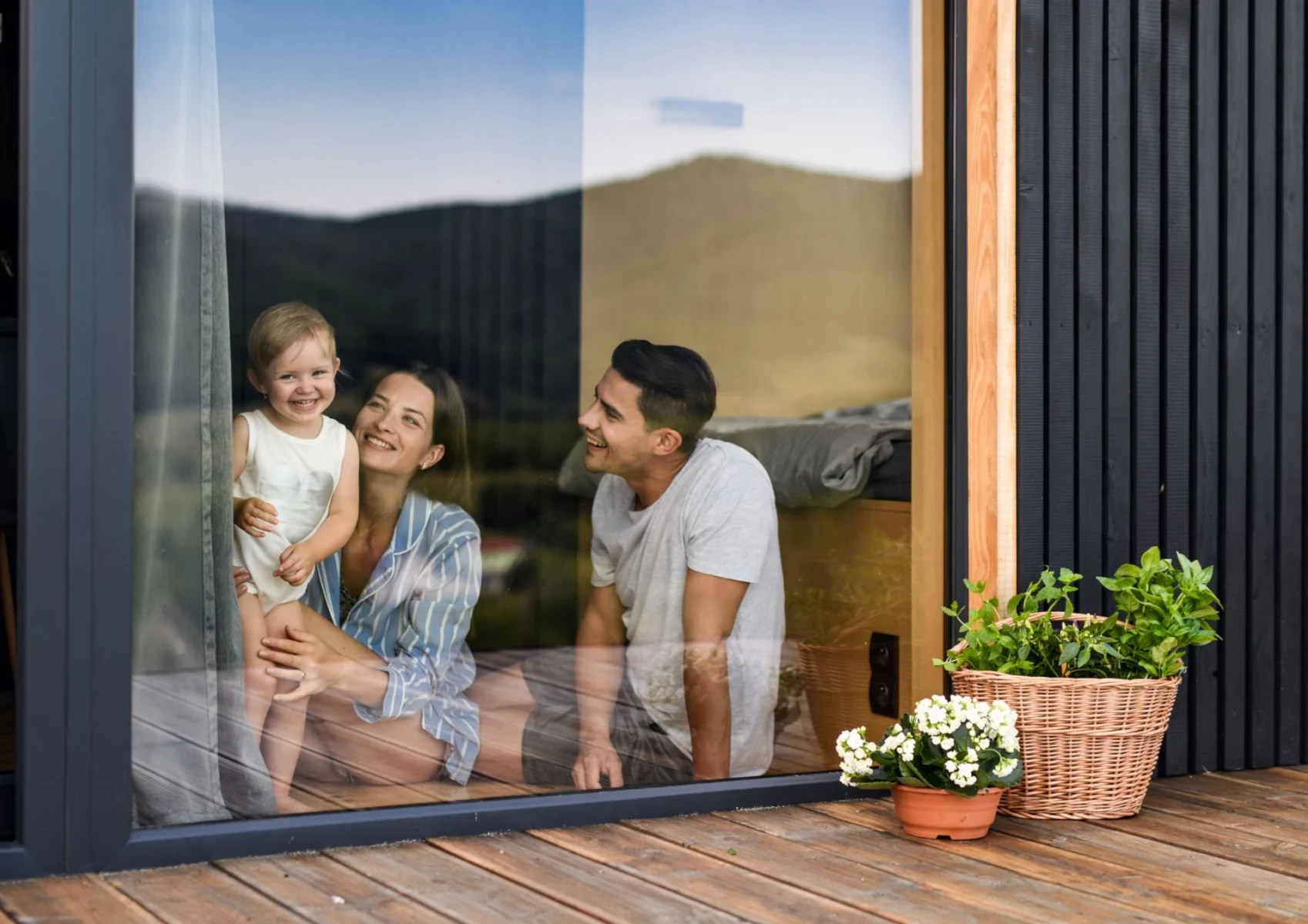 famille bébé maison